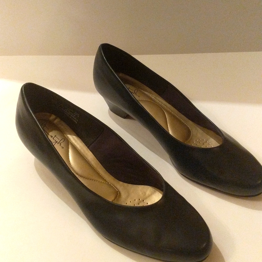 Hush Puppies Woman's size 10W navy blue shoes